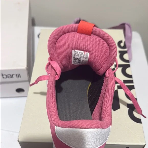 Adidas Pink Sneakers with Classic Low-Top Design - Picture 3 of 7